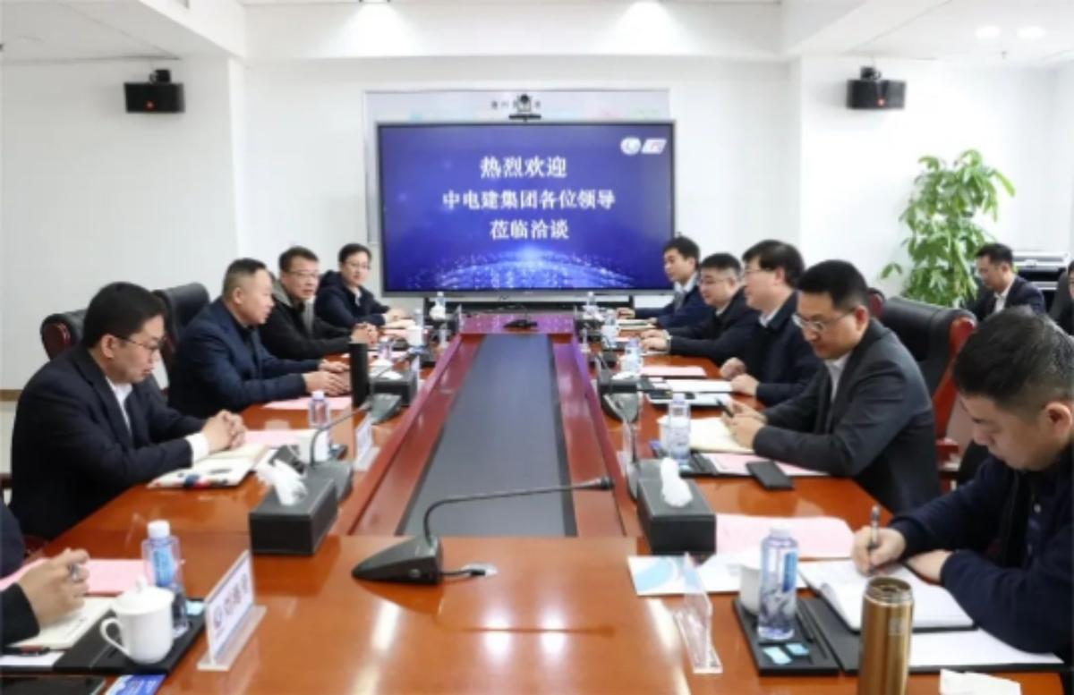 王宝辉与中电建十一局工程有限公司副总经理张冕洽谈合作